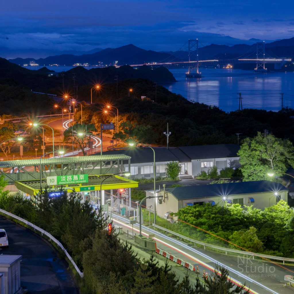 夜景の中を走る道路と海峡に架かる橋
