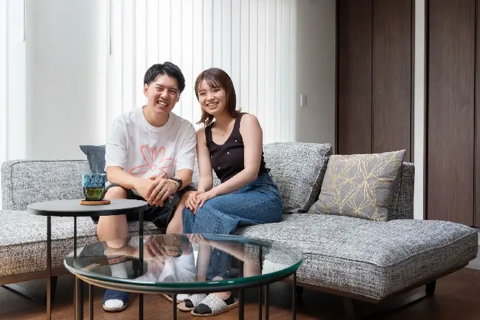 新築住宅のリビングでソファに座る施主ご夫婦